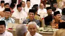 Presiden Jokowi didampingi Ketua MPR Zulkifli Hasan saat menghadiri acara buka puasa bersama Anggota DPD RI di Kediaman Ketua DPD, Kuningan, Jakarta, Selasa (6/6). (Liputan6.com/Angga Yuniar)