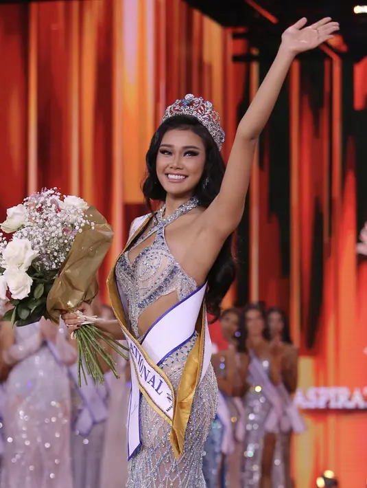 berhasil raih juara, Harashta Haifa kenakan gaun megah rancangan Intan Avantie. Gaun bernuansa silver dan biru tampak sempurna saat dipadukan dengan mahkota yang dikenakan. [Foto: Instagram/  @officialputeriindonesia]