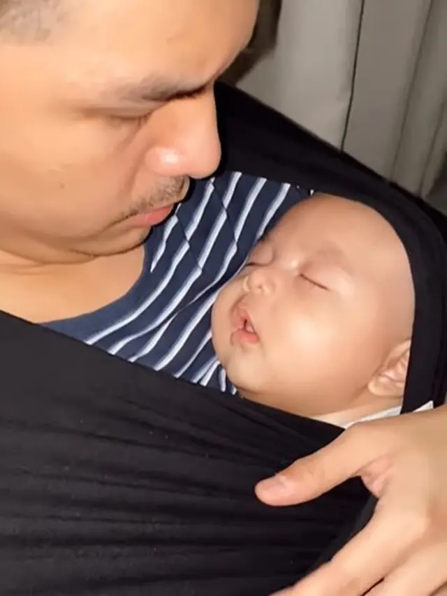 Glenn Alinskie momong Dante (Instagram/glennalinskie)