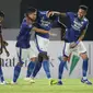 Para pemain Persib Bandung merayakan gol ketiga ke gawang Persipura Jayapura yang dicetak Geoffrey Castillion (kedua kanan) dalam laga pekan ke-10 BRI Liga 1 2021/2022 di Stadion Manahan, Solo, Sabtu (30/10/2021). (Bola.com/Bagaskara Lazuardi)