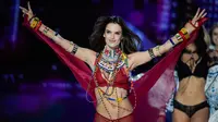 Alessandra Ambrosio berjalan di atas catwalk menampilkan lini pakaian dalam saat Victoria's Secret Fashion Show 2017 di Shanghai, Senin (20/11). Di pertunjukan terakhirnya, model 36 tahun itu tampil lewat lingerie merah menyala penuh warna. (AP/Andy Wong)