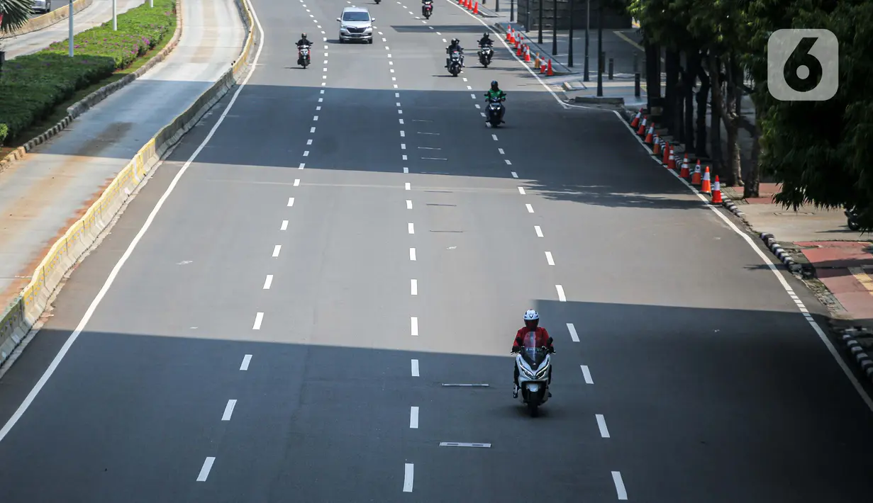 Suasana lalu lintas kawasan Jalan Thamrin, Jakarta, Selasa (22/9/2020). Kepala Dinas Perhubungan DKI Syafrin Liputo mengatakan selama sepekan PSBB Jakarta terjadi penurunan yang fluktuatif pada volume kendaraan masuk ke Ibu Kota mulai dari 5 persen hingga 19 persen.  (Liputan6.com/Faizal Fanani)