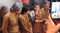 Potret Karina Ranau dan putranya pakai baju PNS di premiere film Qorin 2, wujudkan permintaan Epy Kusnandar. [IG: @karinaranau9]