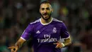 Striker Real Madrid, Karim Benzema, merayakan gol yang dicetaknya ke gawang Real Betis pada laga La Liga di Stadion Benito Vilamarin, Seville, Minggu (15/10/2016). Madrid menang 6-1 atas Betis. (Reuters/Marcelo Del Pozo)