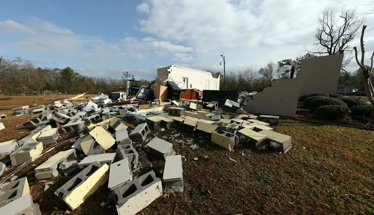 Blok cinder dari Flatwood Community Center berserakan di Flatwood, Alabama (30/11/2022). Badai Tornado melanda daerah tersebut yang mengakibatkan dua orang tewas di komunitas Flatwood di utara kota Montgomer. (AP Photo/Butch Dill)
