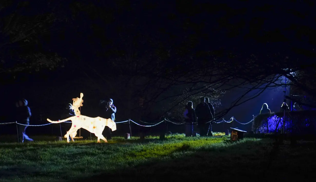 Pemandangan instalasi cahaya Palace of Light, di Hampton Court Palace, London, Rabu (7/12/2022). Jika berminat mampir melihat gemerlap cahaya lampu tersebut, pengunjung harus memesan tiket terlebih dahulu. (AP Photo/Alberto Pezzali)