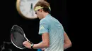 Petenis Jerman, Alexander Zverev memegang raketnya yang rusak seusai menghadapi petenis Korea Selatan, Chung Hyeon di turnamen Australia Terbuka, 20 Januari 2018. Zverev mematahkan raket setelah kalah dalam pertarungan sengit lima set. (AP/Vincent Thian)