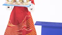 Seorang staf yang memakai busana dengan elemen dekoratif tradisional China terlihat dalam upacara penyerahan medali di ajang Olimpiade Musim Dingin Beijing 2022 di Beijing, ibu kota China, pada 5 Februari 2022. (Xinhua/Wu Zhuang)