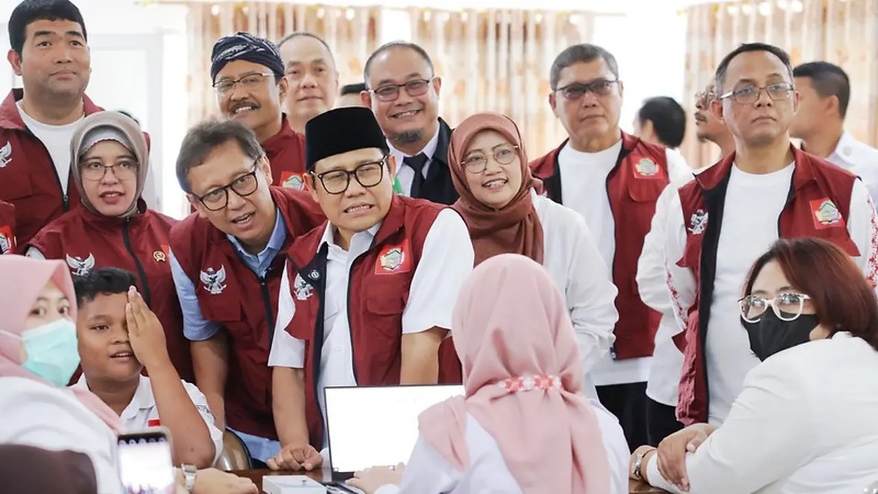 Menkes Budi bersama Menteri Koordinator Bidang Pemberdayaan Masyarakat (Menko PM), Muhaimin Iskandar saat melihat pemeriksaan mata pada salah satu siswa Sekolah Rakyat di Cibinong Bogor pada Senin (14/7/2025). (Dok Kemenkes RI)