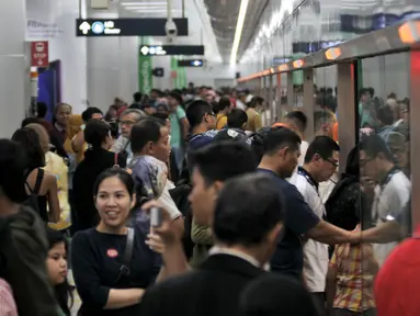Kepadatan warga saat mengikuti uji coba publik MRT di Stasiun Bundaran HI, Jakarta, Minggu (17/3). Akibat tingginya antusiasme warga, PT MRT menambah kuota penumpang dari 28.800 orang per hari menjadi 50 ribu orang per hari. (merdeka.com/Iqbal S Nugroho)
