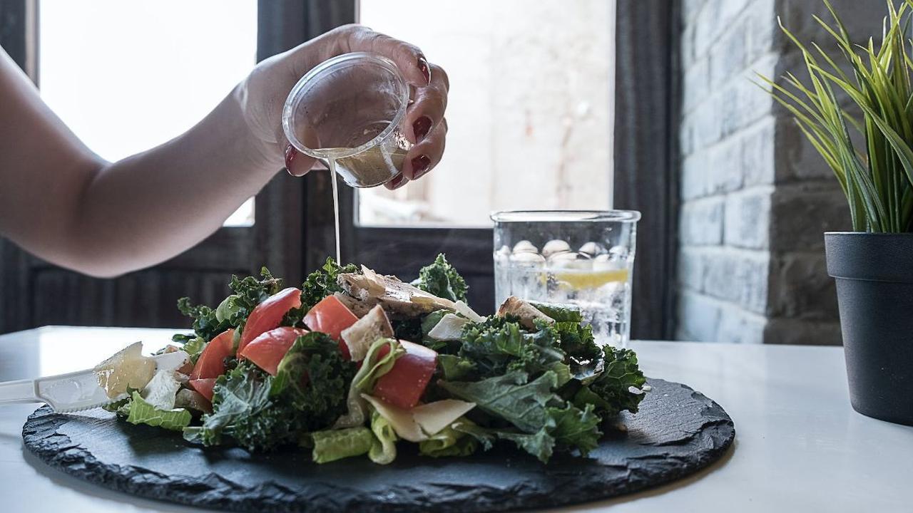 Dalam perjalanan menuju berat badan yang lebih sehat, memasukkan makanan tinggi serat dan protein ke dalam menu harian Anda adalah langkah penting.