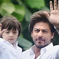 Shahrukh Khan bersama putra bungsunya, AbRam Khan. (Hindustan Times)