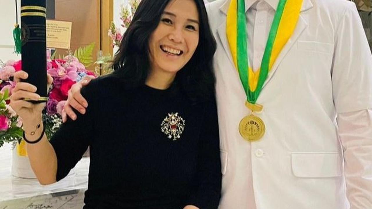"Itu bayarannya mahal banget bisa cash USD 6.000 per bulan. Itu Papa yang bayarin semua. Papa kerja, nabung, jual mobil buat bayarin itu. Tapi ujung-ujungnya Dede saya yang perempuan ajaknya Mama saya," lanjutnya.
