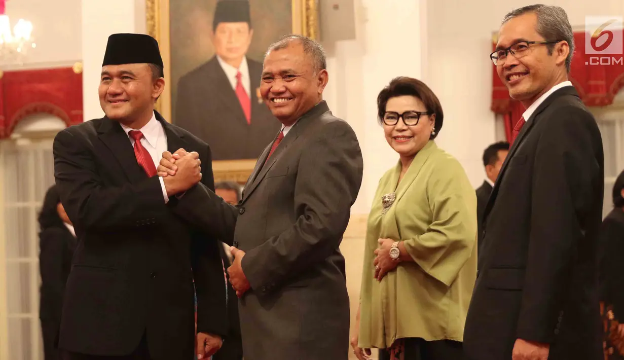 Kepala BNN Irjen Heru Winarko berpose menyalami sejumlah petinggi KPK usai resmi dilantik di Istana Negara, Jakarta, Kamis (1/3). Sebelum menjadi Kepala BNN, Heru menjabat sebagai Deputi Penindakan KPK sejak Oktober 2015. (Liputan6.com/Angga Yuniar)
