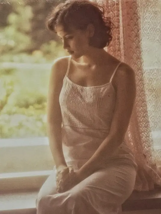 Pada kesempatan ini, Sophia tampil begitu ayu, dengan outfit putih bergaya klasik.  [Foto: Instagram/ Sophia Latjuba]