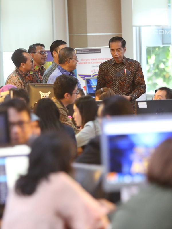 Presiden Joko Widodo meninjau layanan konsultasi OSS BKPM di PTSP BKPM, Jakarta, Senin (14/1). Jokowi mengatakan, peninjauan ini untuk mengecek langsung bagaimana praktik sistem OSS yang sudah diterapkan pemerintah. (Liputan6.com/Angga Yuniar)
