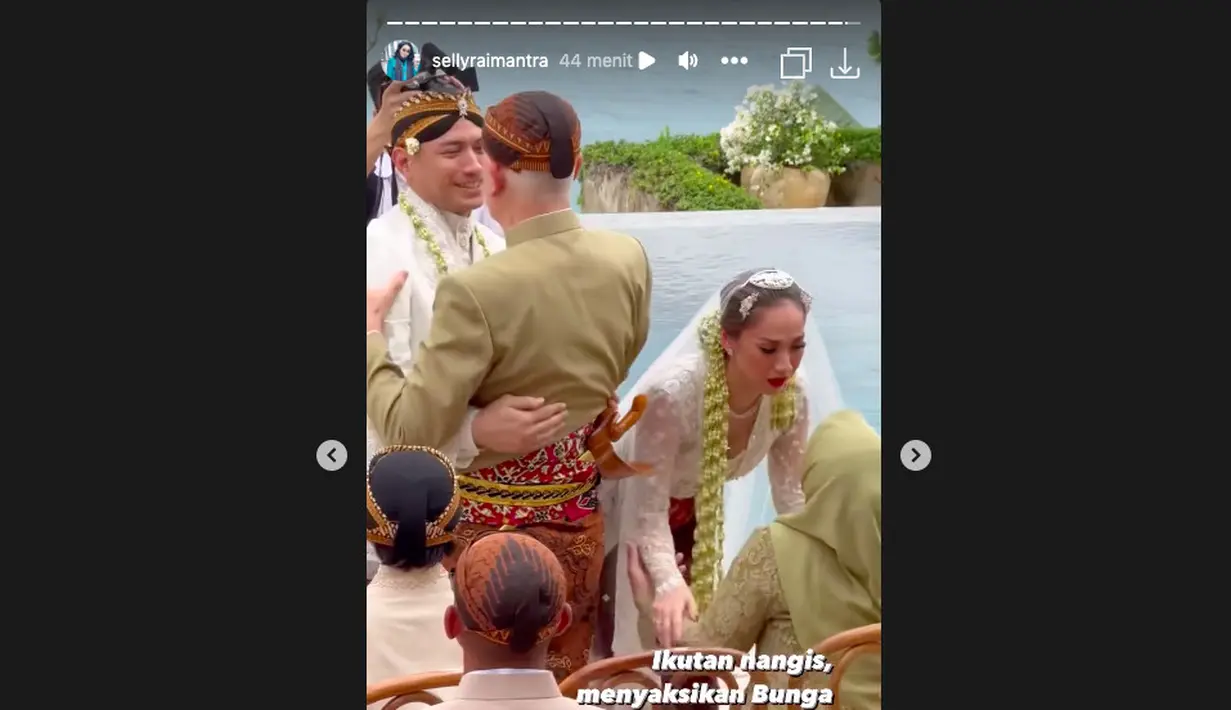 BCL Nangis di Pernikahannya dengan Tiko Aryawardhana Saat Sungkem kepada Kedua Orang Tua Mendiang Ashraf Sinclair. (instagram.com/sellyraimantra)