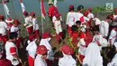 Siswa-siswi  SD Nasima Semarang menanam pohon mangrove di Teluk Pantai Mangunharjo, Mangkang, Tugu, Jumat (18/1). Sebanyak 2500 bibit mangrove ditanam untuk melindungi pantai dan tebing sungai dari proses erosi atau abrasi. (Liputan6.com/Gholib)
