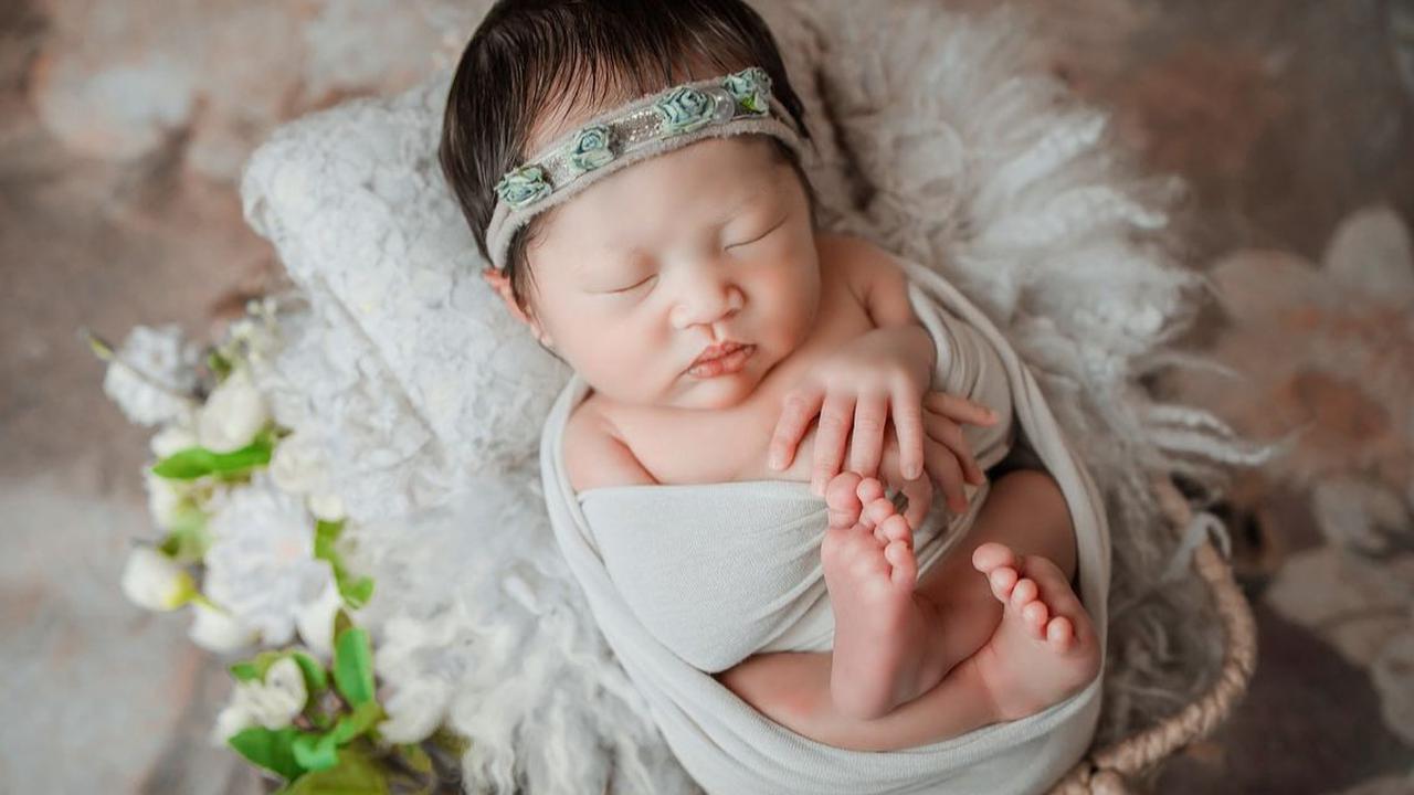 1. Menggendong bayi menangis bisa bikin manja