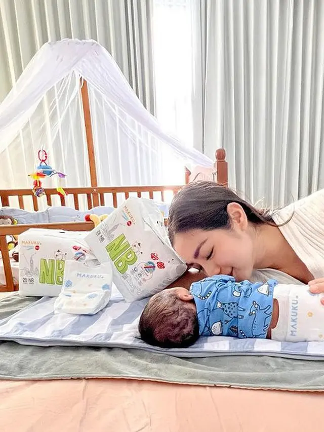 6 Potret Jessica Iskandar Momong Buah Hati Kedua, Penampilannya Curi Perhatian