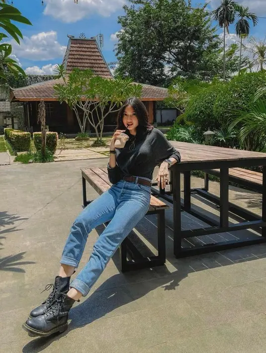 Kali ini, Claresta tampil serba hitam. Ia memadukan black sweatshirt dengan high waist jeans. Combat boots yang ia gunakan pun membuat tampilannya makin kece. (Instagram/clarestaufan).