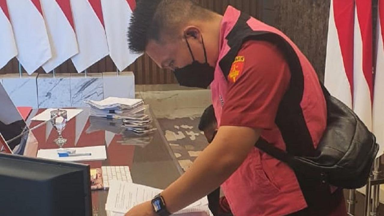 Terkait nama yang beredar di publik dan media sosial, Achmad mengatakan yang paling tahu adalah Direktur Utama BAKTI, karena pada saat itu sebagai kuasa pengguna anggaran. "Pak Anang (Anang Achmad Latif) yang lebih mengetahui hal itu," ujar dia.