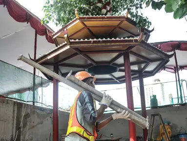 Aktivitas pekerja saat proyek revitalisasi Vihara Dharma Bhakti, Glodok, Taman Sari, Jakarta Barat, Kamis (27/1/2022). Proyek revitalisasi Vihara Dharma Bhakti atau Klenteng Kim Tek Le ditargetkan rampung pada 2023. (merdeka.com/Iqbal S. Nugroho)