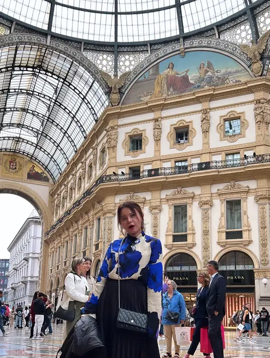 Foto sendiri, Rossa tampil dengan gaya Parisian layaknya warga lokal. Ia padukan long sleeve floral dengan pleated skirt dan boots. [@itsrossa910]