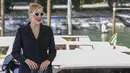 Greta Gerwig tertawa saat tiba untuk sesi pemotretan film 'White Noise' selama Festival Film Venesia edisi ke-79 di Venesia, Italia, Rabu (31/8/2022). Ia tampil mengenakan kaca mata hitam dengan frame putih. (Photo by Vianney Le Caer/Invision/AP)