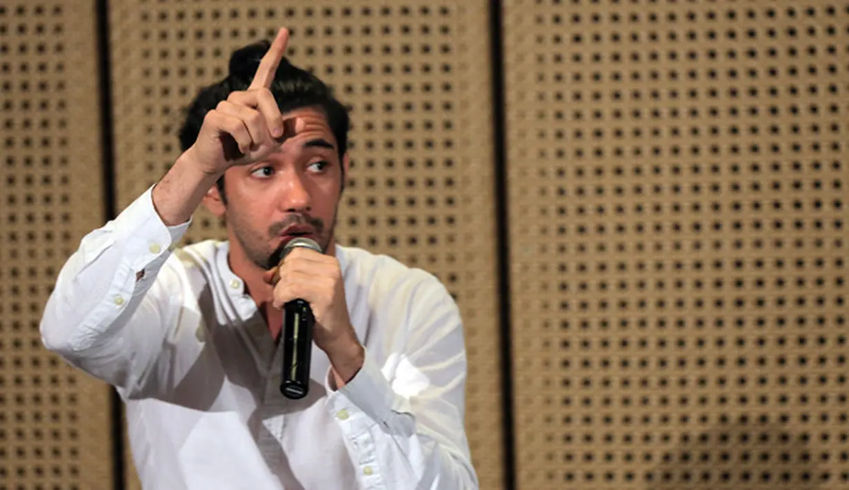 Reza Rahadian mengaku mengagumi sosok Pramoedya Ananta Toer. Aktor yang telah melakoni berbagai tokoh itu berharap kisah hidup sang penulis bisa diangkat ke layar lebar.  (Deki Prayoga/Bintang.com)