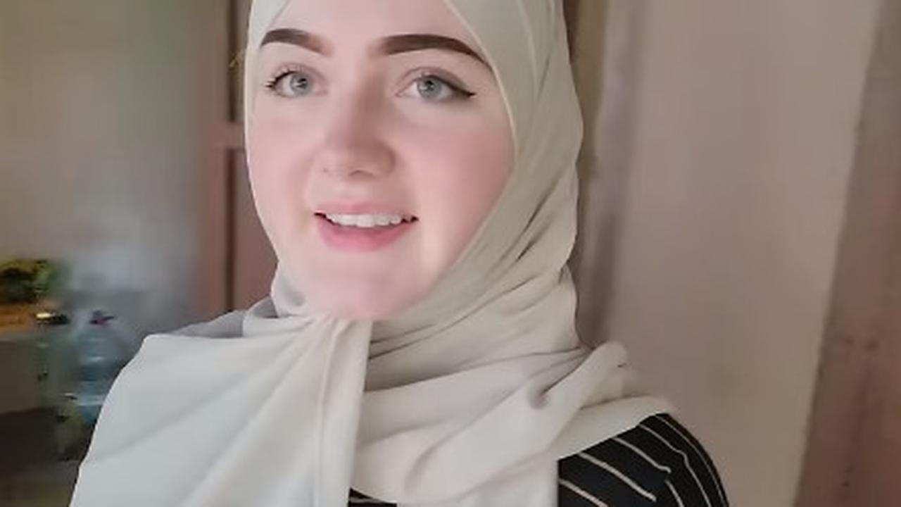 Bule Cantik Mualaf dari Amerika Belajar Ngulek Bikin Sambal Terasi 'Ini Baru Pertama Kali Seumur Hidup'