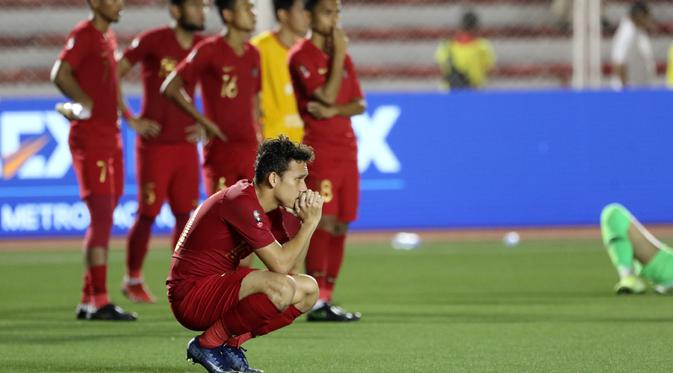 Gelandang Timnas Indonesia U-22, Egy Maulana Vikri, tampak kecewa usai dikalahkan Vietnam U-22 pada laga final SEA Games 2019 di Stadion Rizal Memorial, Manila, Selasa (10/12). Indonesia kalah 0-3 dari Vietnam. (Bola.com/M Iqbal Ichsan)