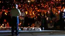 Sejumlah warga memegang lilin saat mengikuti aksi solidaritas terhadap penembakan masal di Umpqua Community College, Roseburg, Oregon, (1/10/2015). Pelaku penembakan tewas saat terlibat baku hantam dengan polisi. (REUTERS/Steve Dipaola)
