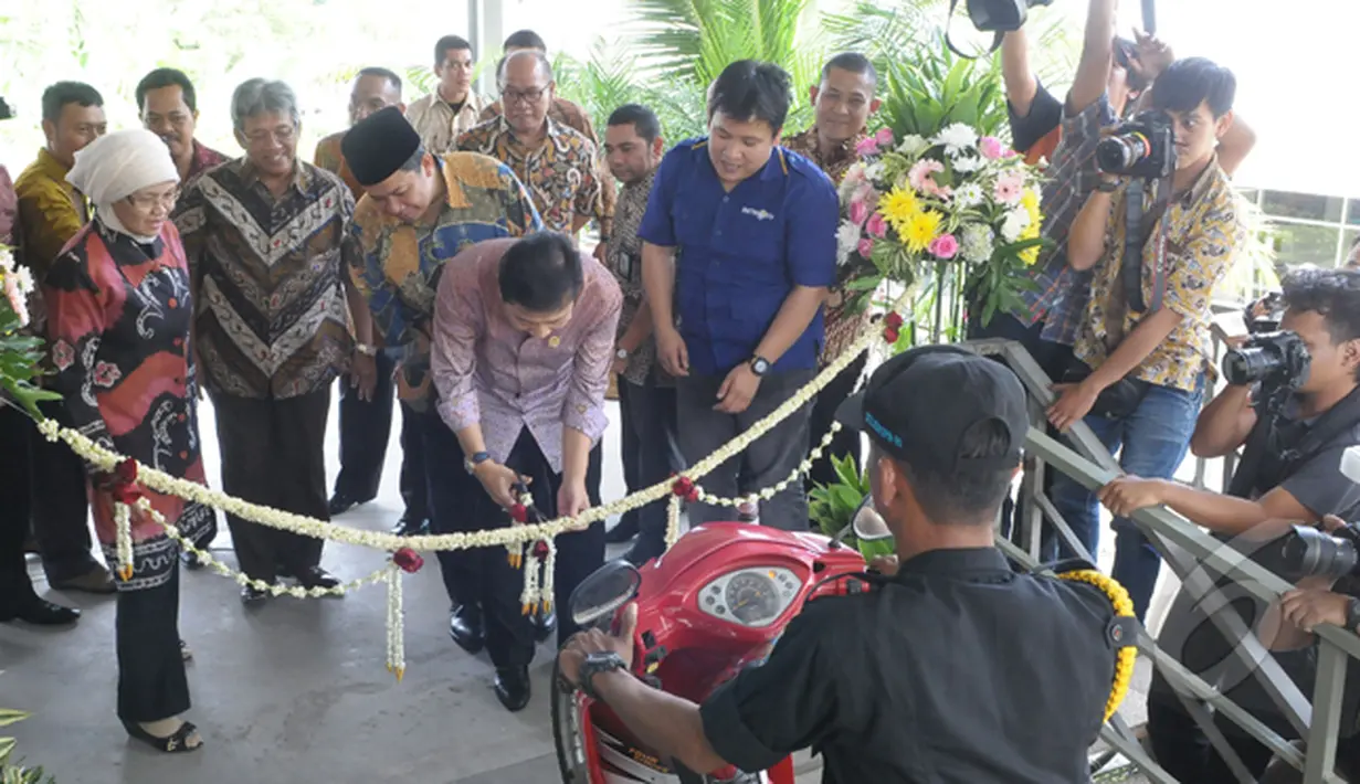 Ketua DPR Setya Novanto (tengah) memotong pita saat meresmikan Area Parkir Gedung DPR, Jakarta, Jumat (6/2/2015). Perbaikan parkiran motor ini menghabiskan anggaran sekitar Rp 3,5 miliar (Liputan6.com/Andrian M Tunay)