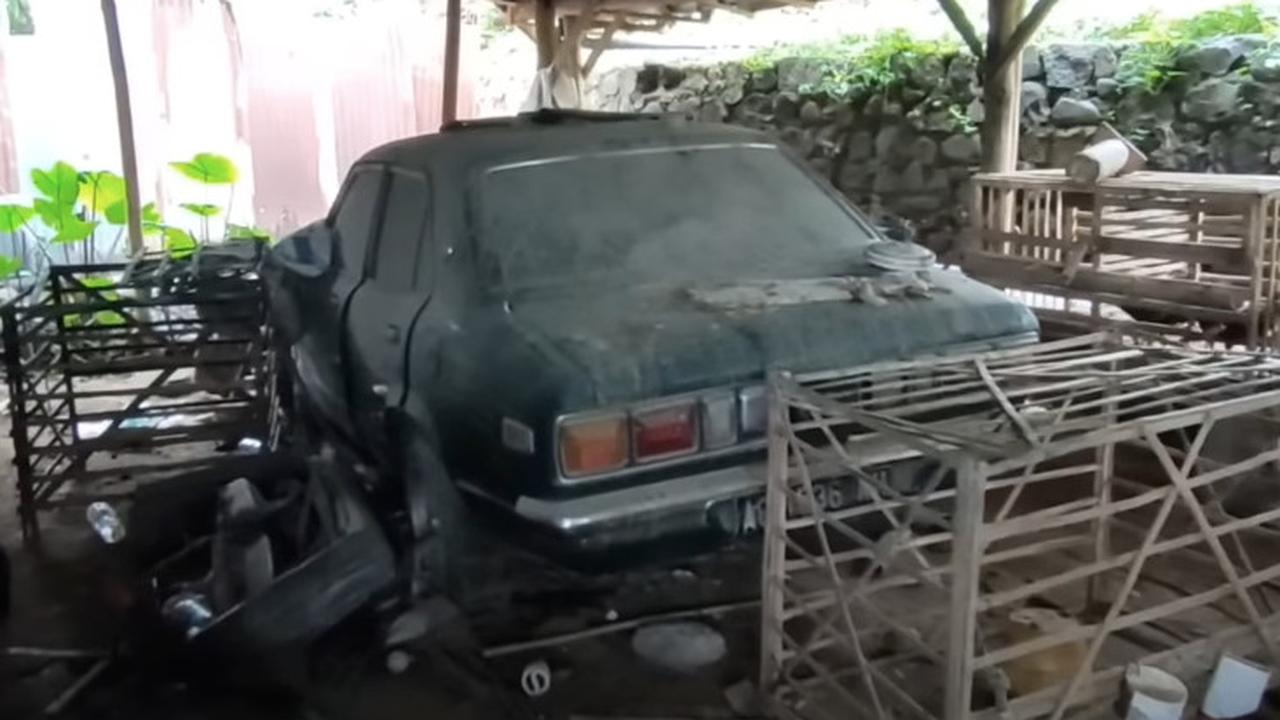 Sebuah mobil klasik keluaran Mazda seri 808 belum lama ini berhasil menjadi pusat perhatian.