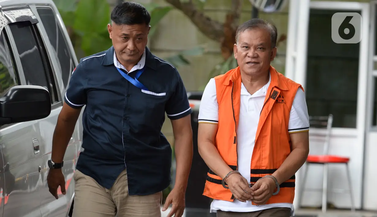 Direktur PT Rudi Jaya, Ibnu Ghofur (kanan) bersiap menjalani pemeriksaan di gedung KPK, Jakarta, Kamis (30/1/2020). Ibnu Ghofur diperiksa sebagai tersangka kasus dugaan pemberian suap kepada Bupati Sidoarjo terkait proyek infrastruktur di Pemerintahan Kabupaten Sidoarjo. (merdeka.com/Dwi Narwoko)