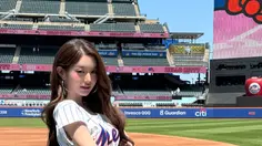 Jang Wonyoung Lempar First Pitch MLB di New York, Gaya Sporty Chic Tuai Pujian