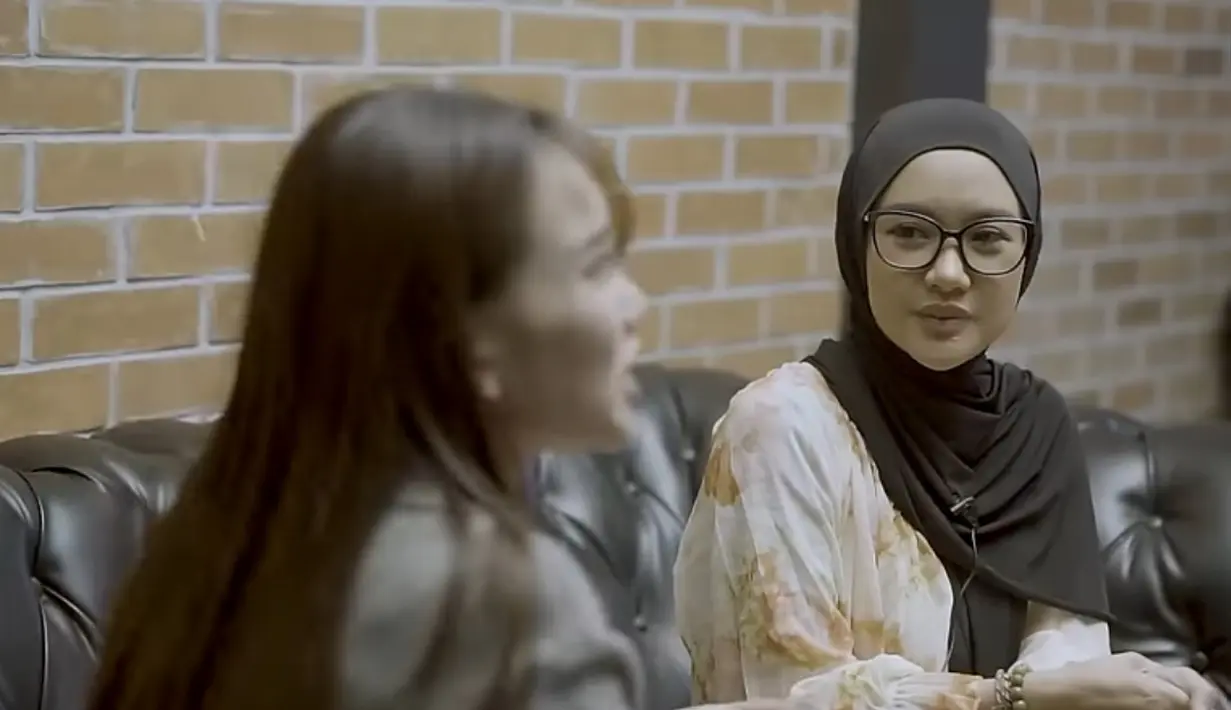 Ayu Ting Ting melihat Cita Rahayu sudah banyak berubah setelah menikah. Ia menilai lebih  lebih kalem dan dewasa, netizen yang menonton tayangan tersebut pun mengakui perubahan Cita sejak menikah dan pakai hijab. [Youtube/Qiss You TV]