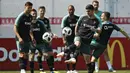 Para pemain Portugal saat latihan jelang laga putaran kedua Piala Dunia di Kratovo, Rusia, Selasa (19/6/2018). Portugal akan berhadapan dengan Maroko. (AP/Francisco Seco)