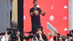 Pemain timnas Portugal, Cristiano Ronaldo mengacungkan jempolnya ketika menyapa penggemar saat rangkaian “CR7 Tour” yang disponsori Nike di Beijing, Kamis (19/7). Pemain berjuluk CR7 itu terbang ke China dengan menaiki jet pribadi. (WANG ZHAO/AFP)