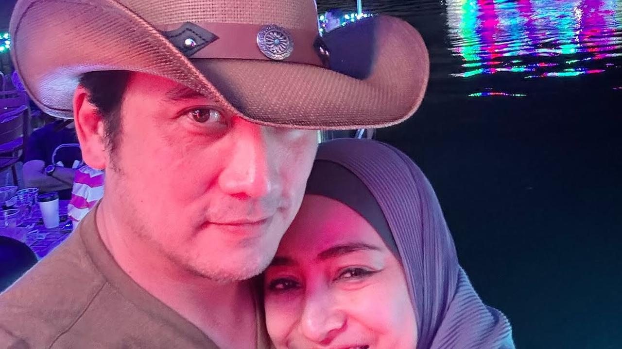Potret Tengku Firmansyah Pakai Topi Cowboy saat Liburan di Texas Bersama Keluarga
