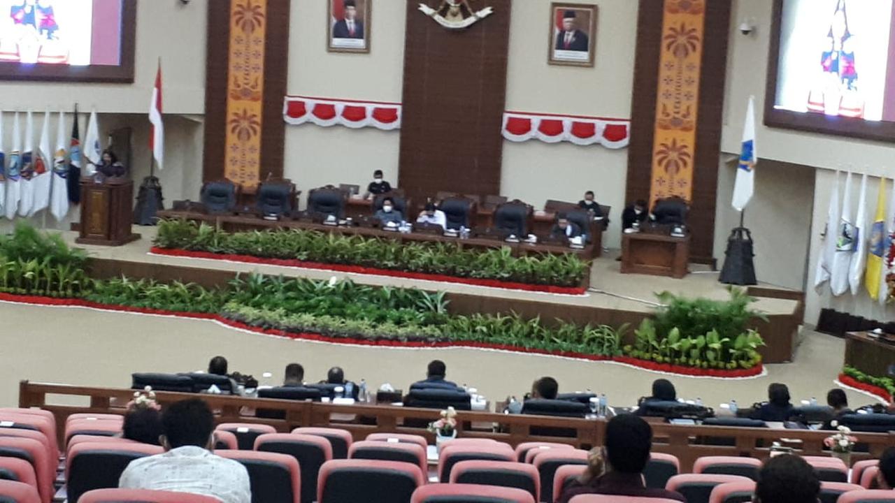 Sidang paripurna itu didahului dengan pembacaan putusan oleh Ketua BK DPRD Sulut Sandra Rondonuwu.