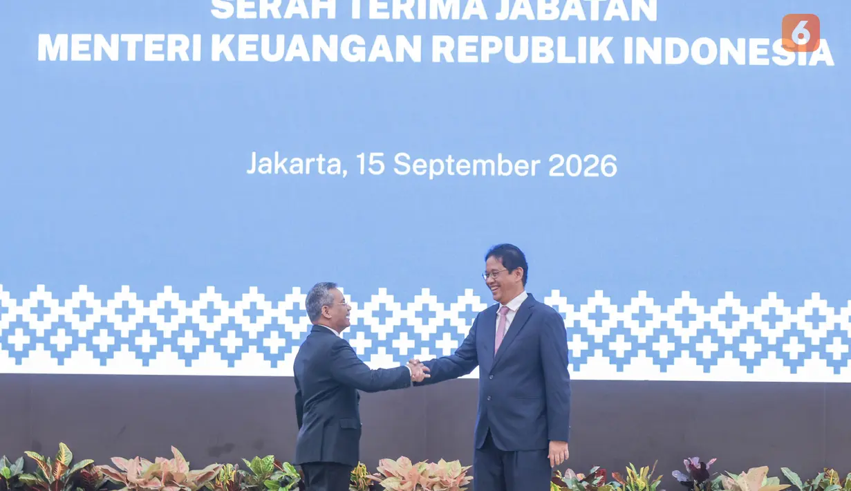 Menteri Keuangan Suahasil Nazara (kanan) bersalaman dengan pejabat sebelumnya, Purbaya Yudhi Sadewa, saat serah terima jabatan di Kementerian Keuangan, Jakarta, Selasa (15/9/2026). (KLY/Budy Santoso)