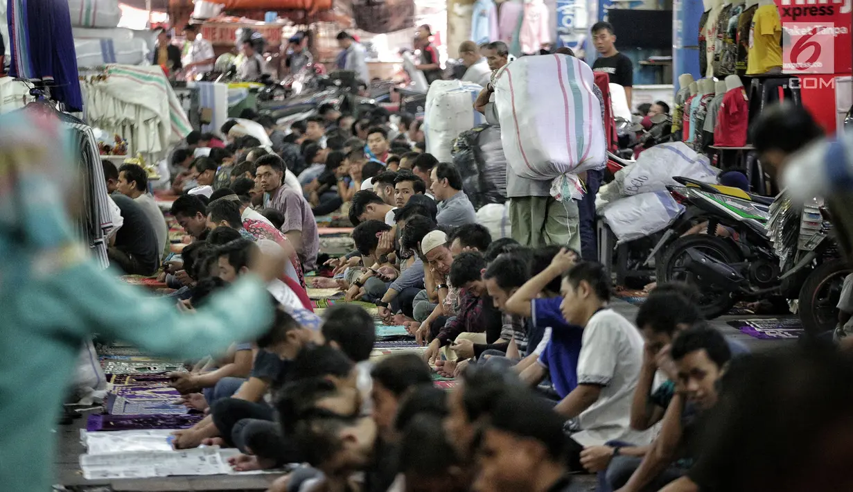 Jemaah mendengarkan katib berkutbah saat melaksanakan salat Jumat di Pasar Tanah Abang, Jakarta, Jumat (10/5/2019). Area masjid yang terbatas membuat jemaah harus mengisi selasar dan lorong di area pasar untuk menjalankan salat. (Liputan6.com/Faizal Fanani)