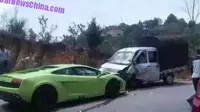 Lamborghini 'Adu Banteng' dengan Pikap