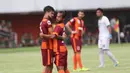 Pemain Borneo FC, Zulvin Zamrun dan Diego Michiels, merayakan kemenangan atas Surabaya United pada babak 8 besar Piala Jenderal Sudirman di Stadion Maguwoharjo, Sleman, Minggu (13/12/2015). Borneo FC berhasil menang 2-1. (Bola.com/Nick Hanoatubun)