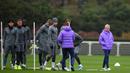 Pelatih, Tottenham, Jose Mourinho, saat memimpin latihan tim asuhannya jelang melawan Olympiakos pada laga grup B Liga Champions di London pada 25/11/2019 lalu. (AFP/ Daniel Leal-Olivas)