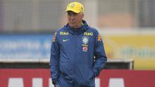 Pelatih Brasil Carlo Ancelotti memimpin sesi latihan menjelang pertandingan kualifikasi Piala Dunia 2026 melawan Ekuador. Latihan ini digelar di Sao Paulo, Brasil, pada Selasa, 3 Juni 2025. (AP Photo/Andre Penner)