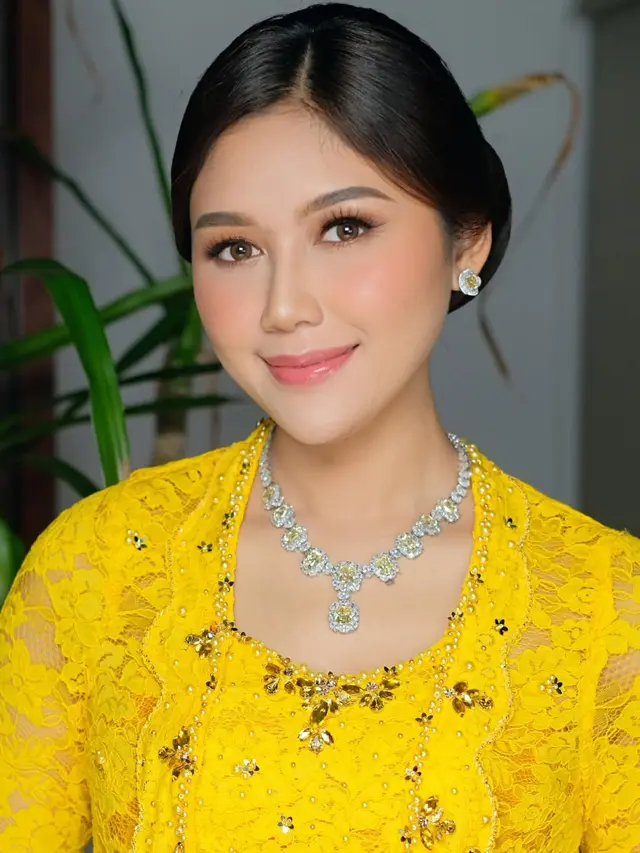 Anggun Berkebaya Kuning, Gaya Erina Gudono Rayakan Kartini Sekaligus Hadiri Pernikahan Puteri Indonesia Banten