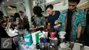 Sejumlah ahli kopi menyeduh kopi pada International Coffee Day di kawasan Babarsari, Yogyakarta, Sabtu (1/10). Panitia membagikan 10.000 kopi kepada pengunjung secara gratis pada peringatan hari kopi sedunia. (Liputan6.com/Boy Harjanto)